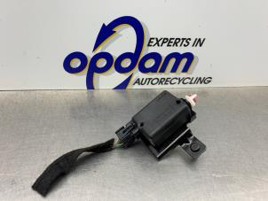 Gebruikte Motor Centrale Deurvergrendeling Dacia Sandero I (BS) 1.2 16V Prijs € 25,00 Margeregeling aangeboden door Gebr Opdam B.V.