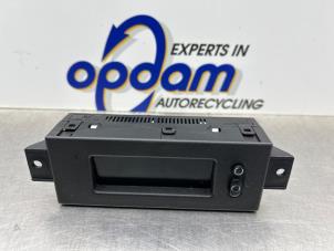 Gebruikte Display Interieur Opel Corsa D 1.4 16V Twinport Prijs € 40,00 Margeregeling aangeboden door Gebr Opdam B.V.