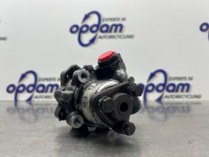 Gebruikte Servopomp BMW 5 serie (E60) 520i 24V Prijs € 75,00 Margeregeling aangeboden door Gebr Opdam B.V.