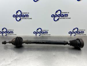 Gebruikte Aandrijfas rechts-voor Volkswagen Jetta III (1K2) 1.6 FSI 16V Prijs € 75,00 Margeregeling aangeboden door Gebr Opdam B.V.