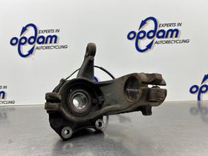 Gebruikte Fusee links-voor Citroen C3 (SX/SW) 1.2 12V e-THP PureTech 110 Prijs € 75,00 Margeregeling aangeboden door Gebr Opdam B.V.