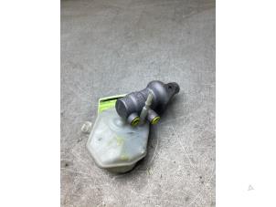 Gebruikte Hoofdremcilinder Landrover Range Rover Evoque (LVJ/LVS) 2.2 TD4 16V Prijs € 50,00 Margeregeling aangeboden door Gebr Opdam B.V.