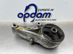 Gebruikte Versnellingsbak Steun Opel Astra H GTC (L08) 1.6 16V Prijs € 25,00 Margeregeling aangeboden door Gebr Opdam B.V.