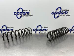 Gebruikte Schroefveer achter Renault Grand Scénic II (JM) 2.0 16V Prijs € 50,00 Margeregeling aangeboden door Gebr Opdam B.V.