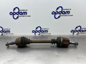 Gebruikte Aandrijfas links-voor Renault Grand Scénic II (JM) 2.0 16V Prijs € 50,00 Margeregeling aangeboden door Gebr Opdam B.V.