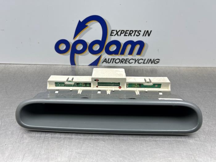 Gebruikte Display Interieur Renault Twingo (C06) 1.2 16V Prijs € 25,00 Margeregeling aangeboden door Gebr Opdam B.V.
