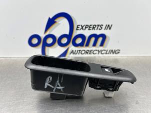 Gebruikte Schakelaar Elektrisch Raam Citroen C3 (SX/SW) 1.2 12V e-THP PureTech 110 Prijs € 25,00 Margeregeling aangeboden door Gebr Opdam B.V.