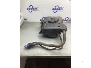 Gebruikte Adblue tank Opel Vivaro 1.6 CDTI 95 Euro 6 Prijs € 350,00 Margeregeling aangeboden door Gebr Opdam B.V.