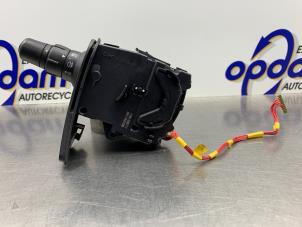Gebruikte Richtingaanwijzer Schakelaar Renault Clio III (BR/CR) 1.2 16V 75 Prijs € 50,00 Margeregeling aangeboden door Gebr Opdam B.V.