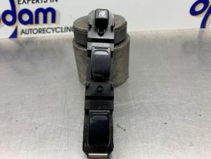 Gebruikte Raam schakelaar elektrisch Suzuki Alto (RF410) 1.1 16V Prijs € 50,00 Margeregeling aangeboden door Gebr Opdam B.V.