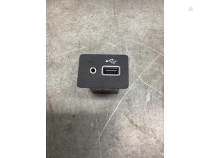 Gebruikte AUX/USB aansluiting Nissan Micra (K14) 1.0 IG-T 100 Prijs € 10,00 Margeregeling aangeboden door Gebr Opdam B.V.