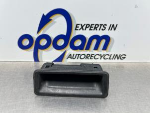 Gebruikte Achterklep Handgreep BMW 3 serie (E90) 320i 16V Prijs € 35,00 Margeregeling aangeboden door Gebr Opdam B.V.