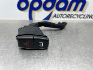 Gebruikte Gevarenlicht Schakelaar BMW 5 serie (E60) 520i 24V Prijs € 20,00 Margeregeling aangeboden door Gebr Opdam B.V.