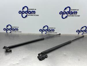 Gebruikte Set Gasdempers Achterklep Renault Grand Scénic III (JZ) 1.6 16V Prijs € 30,00 Margeregeling aangeboden door Gebr Opdam B.V.