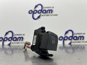 Gebruikte Handrem schakelaar Renault Grand Scénic III (JZ) 1.6 16V Prijs € 35,00 Margeregeling aangeboden door Gebr Opdam B.V.