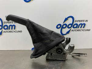 Gebruikte Handremhendel Opel Astra J Sports Tourer (PD8/PE8/PF8) 1.6 16V Prijs € 50,00 Margeregeling aangeboden door Gebr Opdam B.V.