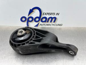 Gebruikte Motorrubber Opel Astra J Sports Tourer (PD8/PE8/PF8) 1.6 16V Prijs € 25,00 Margeregeling aangeboden door Gebr Opdam B.V.