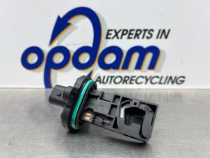 Gebruikte Luchtmassameter Opel Astra J Sports Tourer (PD8/PE8/PF8) 1.6 16V Prijs € 30,00 Margeregeling aangeboden door Gebr Opdam B.V.