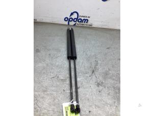 Gebruikte Set Gasdempers Achterklep Toyota ProAce 2.0 D-4D 122 16V Worker Prijs € 75,00 Margeregeling aangeboden door Gebr Opdam B.V.