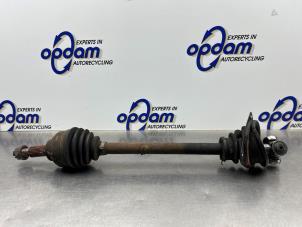 Gebruikte Aandrijfas links-voor Opel Vivaro 1.9 DI Prijs € 75,00 Margeregeling aangeboden door Gebr Opdam B.V.