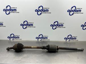 Gebruikte Aandrijfas rechts-voor Opel Vivaro 1.9 DI Prijs € 75,00 Margeregeling aangeboden door Gebr Opdam B.V.