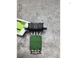 Gebruikte Kachel Weerstand Renault Twingo III (AH) 1.0 SCe 75 12V Prijs € 30,00 Margeregeling aangeboden door Gebr Opdam B.V.