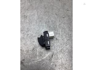 Gebruikte Elektrisch Raam Schakelaar Toyota ProAce 2.0 D-4D 122 16V Worker Prijs € 15,00 Margeregeling aangeboden door Gebr Opdam B.V.