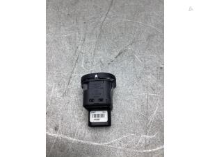 Gebruikte Elektrisch Raam Schakelaar Ford Transit Connect 1.8 TDCi 90 Prijs € 15,00 Margeregeling aangeboden door Gebr Opdam B.V.