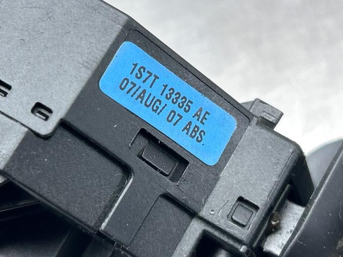 Richtingaanwijzer Schakelaar van een Ford Fusion 1.4 16V 2008