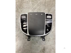 Gebruikte Multi Media Regelunit Mercedes GLC (X253) 2.0 200 16V EQ Boost 4-Matic Prijs € 200,00 Margeregeling aangeboden door Gebr Opdam B.V.