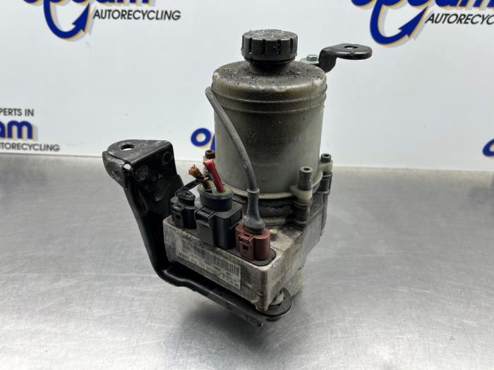 Stuurbekrachtiging Pomp van een Skoda Fabia (6Y2) 1.4i 16V 2004