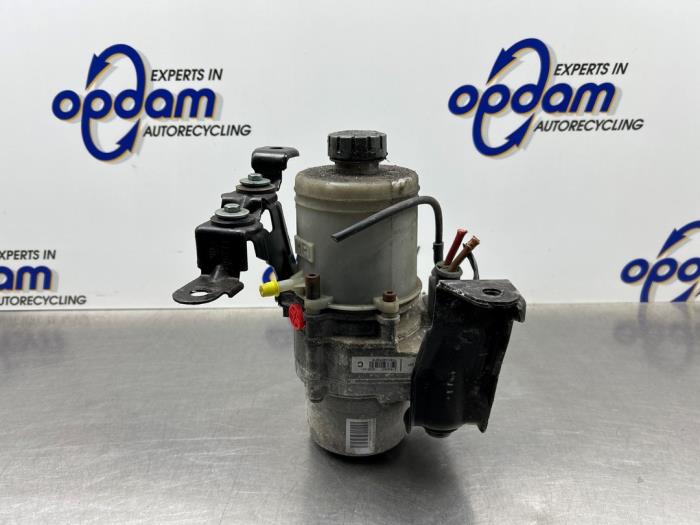 Stuurbekrachtiging Pomp van een Skoda Fabia (6Y2) 1.4i 16V 2004