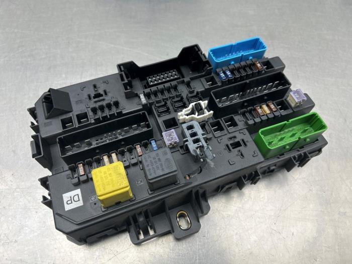 Zekeringkast van een Opel Astra H SW (L35) 1.6 16V Twinport 2005