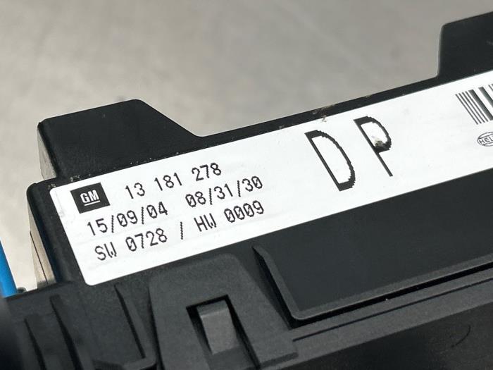 Zekeringkast van een Opel Astra H SW (L35) 1.6 16V Twinport 2005