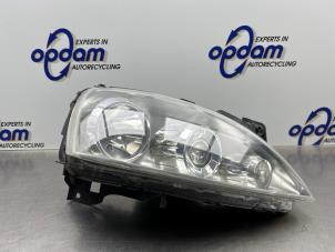 Gebruikte Koplamp rechts Opel Corsa C (F08/68) 1.2 16V Prijs € 60,00 Margeregeling aangeboden door Gebr Opdam B.V.