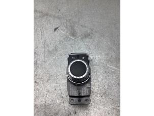 Gebruikte I-Drive knop Mercedes GLA (156.9) 1.6 180 16V Prijs € 50,00 Margeregeling aangeboden door Gebr Opdam B.V.