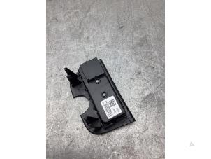 Gebruikte SOS knop Mercedes GLA (156.9) 1.6 180 16V Prijs € 30,00 Margeregeling aangeboden door Gebr Opdam B.V.