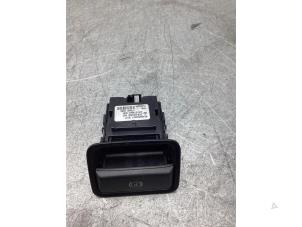 Gebruikte Handrem schakelaar Mercedes GLA (156.9) 1.6 180 16V Prijs € 15,00 Margeregeling aangeboden door Gebr Opdam B.V.