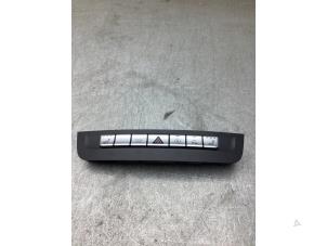 Gebruikte Schakelaar Paniekverlichting Mercedes GLA (156.9) 1.6 180 16V Prijs € 35,00 Margeregeling aangeboden door Gebr Opdam B.V.