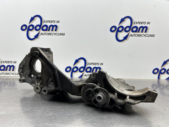 Gebruikte Dynamosteun onder Volkswagen Polo V (6R) 1.2 TDI 12V BlueMotion Prijs € 35,00 Margeregeling aangeboden door Gebr Opdam B.V.