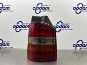 Gebruikte Achterlicht links Volkswagen Transporter T5 2.5 TDi PF Prijs € 30,00 Margeregeling aangeboden door Gebr Opdam B.V.