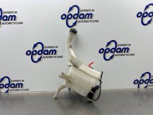 Gebruikte Ruitensproeiertank voor Chevrolet Spark (M300) 1.2 16V Prijs € 35,00 Margeregeling aangeboden door Gebr Opdam B.V.