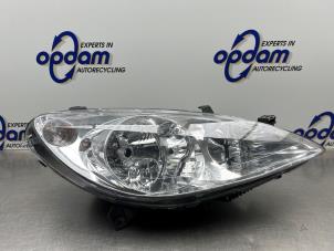 Gebruikte Koplamp rechts Peugeot 307 Break (3E) 1.6 16V Prijs € 50,00 Margeregeling aangeboden door Gebr Opdam B.V.