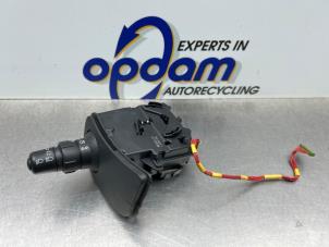 Gebruikte Knipperlicht Schakelaar Renault Clio III (BR/CR) 1.4 16V Prijs € 50,00 Margeregeling aangeboden door Gebr Opdam B.V.