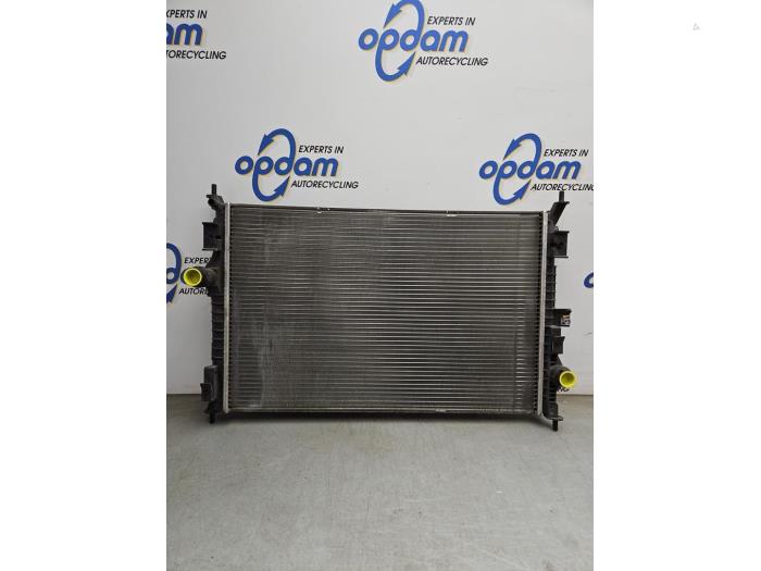 Gebruikte Radiateur Peugeot 3008 II (M4/MC/MJ/MR) 1.2 12V e-THP PureTech 130 Prijs € 75,00 Margeregeling aangeboden door Gebr Opdam B.V.