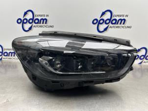 Gebruikte Koplamp rechts Mercedes B (W247) 1.3 B-250 e Turbo 16V Prijs € 350,00 Margeregeling aangeboden door Gebr Opdam B.V.