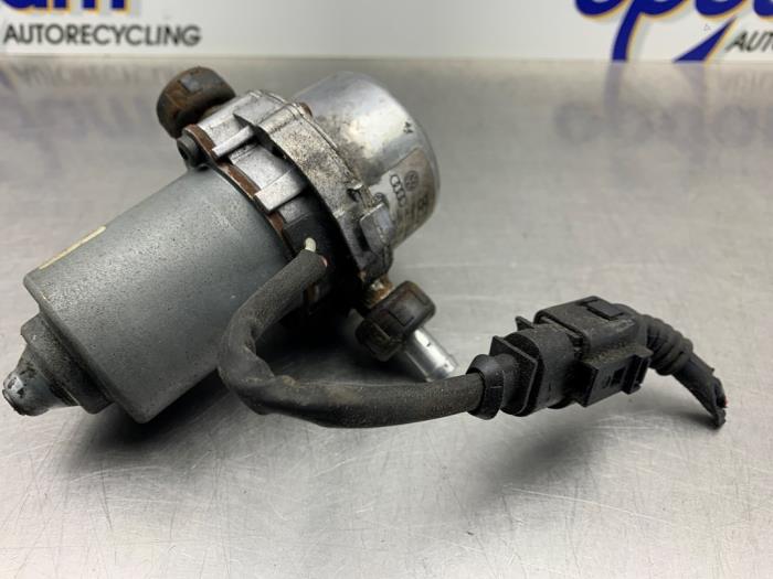 Gebruikte Vacuumpomp Rembekrachtiging Audi A4 (B6) 1.8 T 20V Prijs € 75,00 Margeregeling aangeboden door Gebr Opdam B.V.