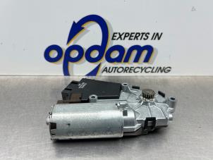 Gebruikte Schuifdak Motor BMW Mini One/Cooper (R50) 1.6 16V Cooper Prijs € 100,00 Margeregeling aangeboden door Gebr Opdam B.V.
