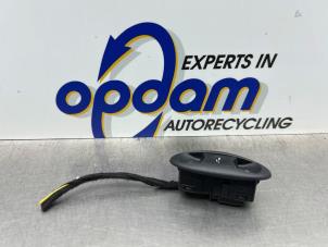 Gebruikte Schuifdak schakelaar BMW Mini One/Cooper (R50) 1.6 16V Cooper Prijs € 25,00 Margeregeling aangeboden door Gebr Opdam B.V.