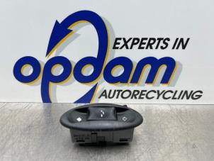Gebruikte Schuifdak schakelaar BMW Mini One/Cooper (R50) 1.6 16V Cooper Prijs € 25,00 Margeregeling aangeboden door Gebr Opdam B.V.